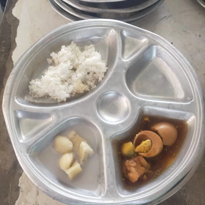 อิ่มไหม? อาหารกลางวันเด็กประถม รร.ลำปาง งบ 22 บาท ข้าวไข่พะโล้ห้ามเติม