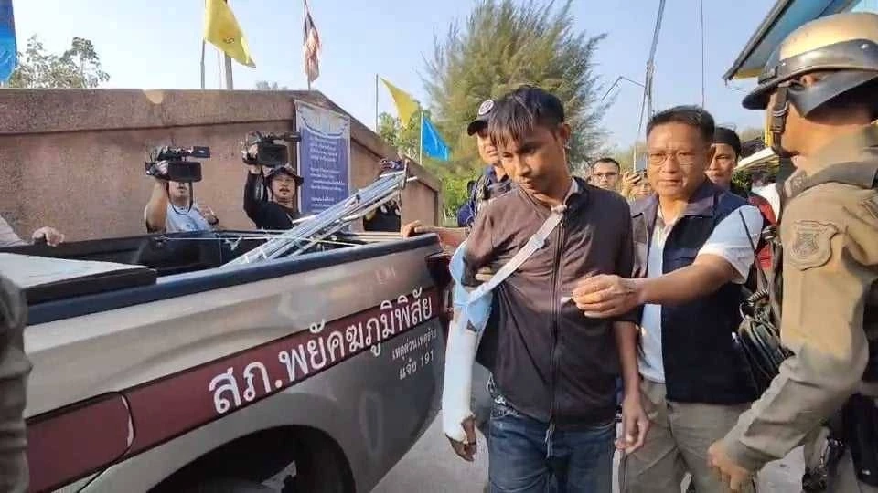 ด่วน! คนร้ายถือปืน บุกโรงเรียน ใน จ.มหาสารคม  ตำรวจปิดล้อมพื้นที่เจรจา