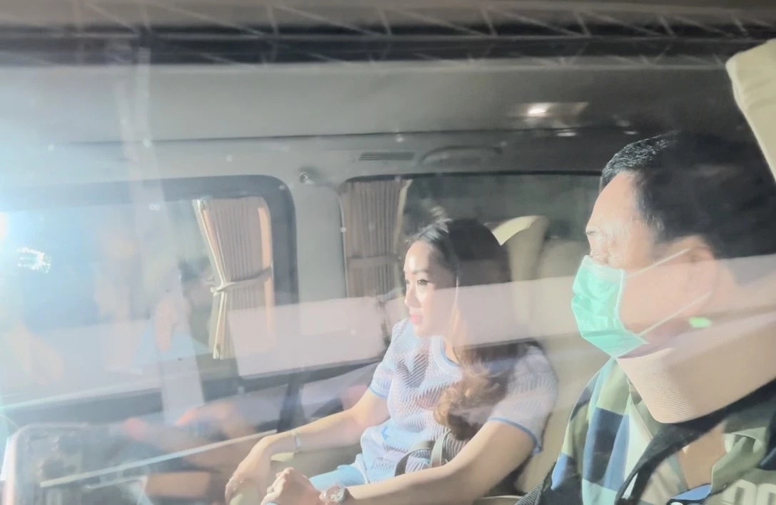 เปิดเหตุผลทำไม "ทักษิณ ชินวัตร" ใส่สีเสื้อเขียว-น้ำเงิน กลับบ้านในรอบ 17 ปี