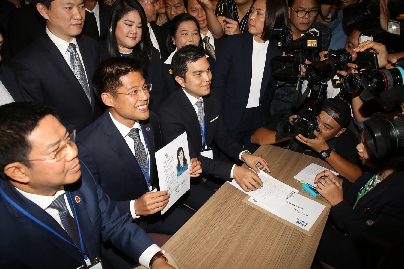 ร.ท.ปรีชาพล พงษ์พานิช หัวหน้าพรรคไทยรักษาชาติ ยื่นรายชื่อแคนดิเดตนายกฯ ต่อ กกต.