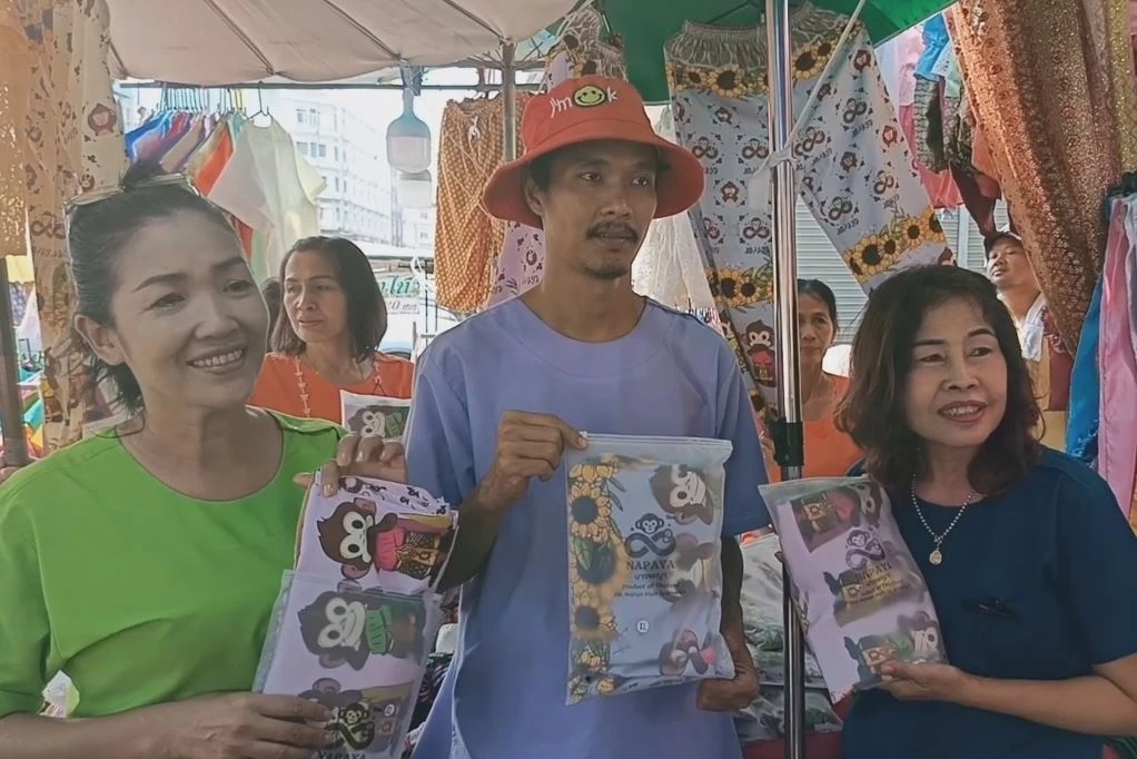 มาแล้ว "กางเกงลายลิง" Soft Power ลพบุรี ผสานหลายลวดลาย พร้อมดอกทานตะวัน