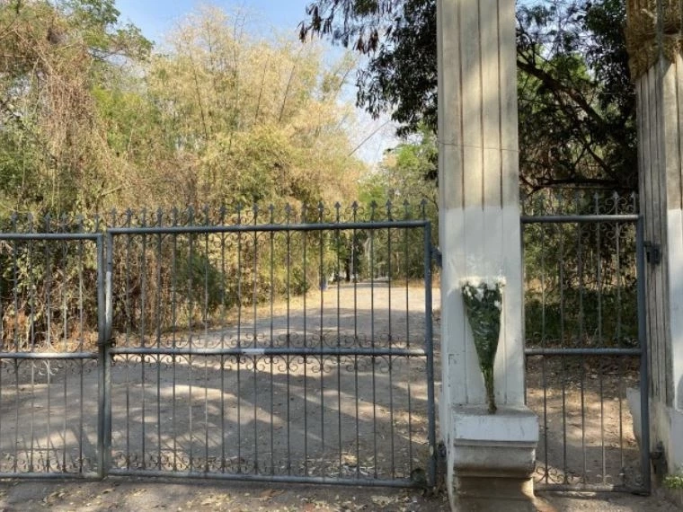 ช่อดอกไม้ที่มีผู้วางไว้บริเวณหน้าวัดป่าศรัทธารวม เพื่อแสดงความอาลัยต่อผู้สูญเสีย 