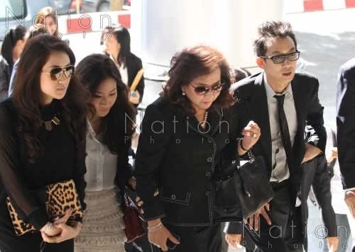 คุณหญิงพจมาน ดามาพงศ์ พร้อมครอบครัว