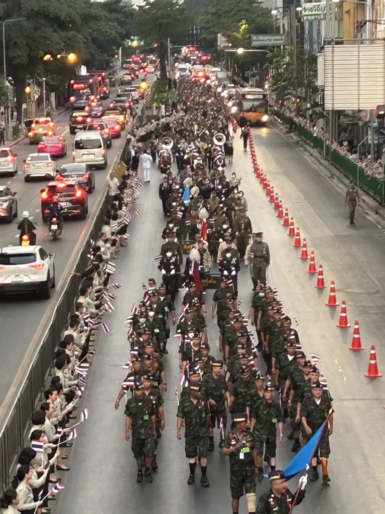 ในหลวง โปรดเกล้าฯ ประธานองคมนตรี วางพวงมาลาวันทหารผ่านศึก