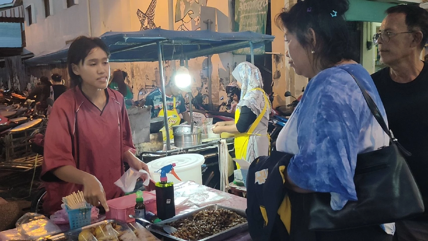 แม่ค้ายิ้มออก "หนอนไหมทอด" ขายดีขึ้น แม้คว้าอันดับ 2 อาหารทอดยอดแย่ของโลก