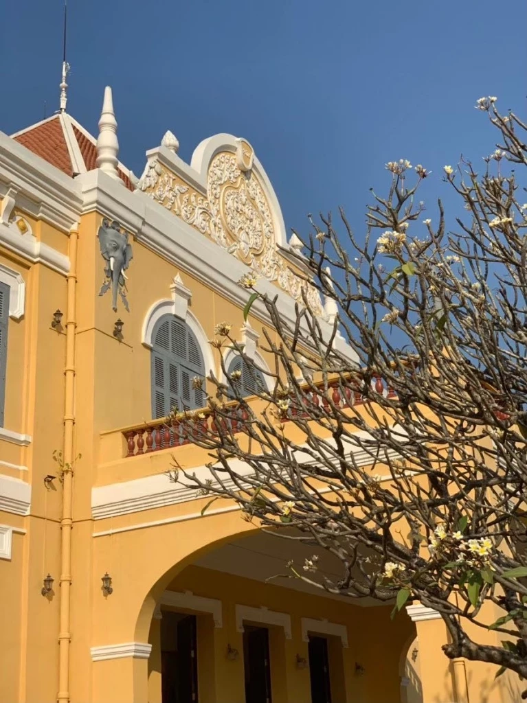 &quot;ตึกเจ้าพระยาอภัยภูเบศร พระตะบอง&quot; : ขอบคุณภาพจาก : ภญ.ดร.สุภาพร ปิติพร