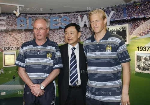 &quot;ทักษิณ ชินวัตร&quot; ขณะเป็นประธานสโมสรแมนฯ ซิตี้ สเวนโกรัน อิริคสัน ผู้จัดการทีม พร้อมลูกทีม ร่วมเปิดร้าน Man City Store ที่ชั้น 2 อาคารชินวัตร 3  (แฟ้มภาพ)