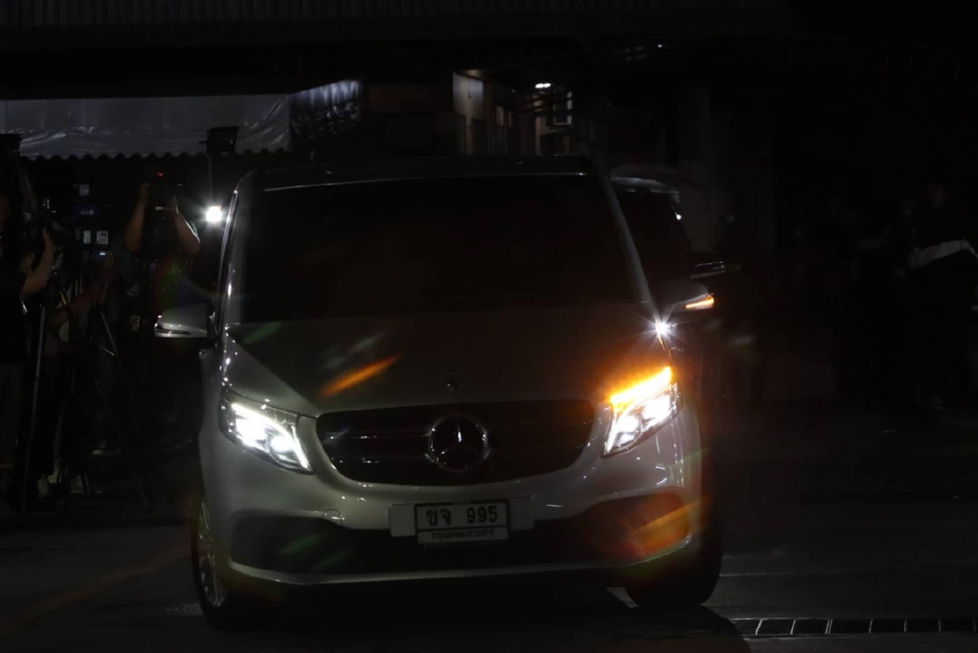 เปิดภาพ "ทักษิณ ชินวัตร" พักโทษเดินทางออกจาก รพ.ตำรวจ กลับจันทร์ส่องหล้า