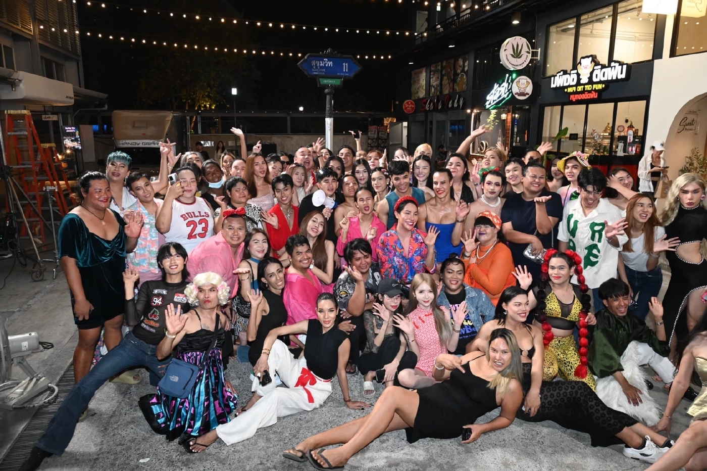 มาเป็นร้อยกะเทยผ่านศึกสุขุมวิท 11 ยกทัพสร้างตำนานใน "หอแต๋วแตกแหกสัปะหยด"