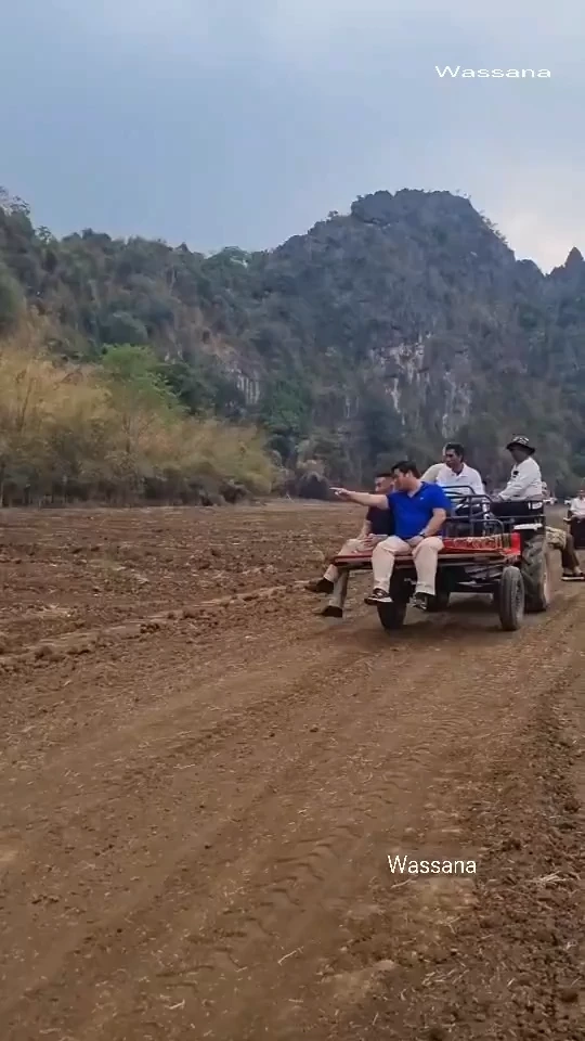 "ท่านอ้น" กลายเป็น "หนุ่มอีสาน" ลงพื้นที่ขอนแก่น นั่งรถอีแต๋นไปดูหมอลำซิ่ง