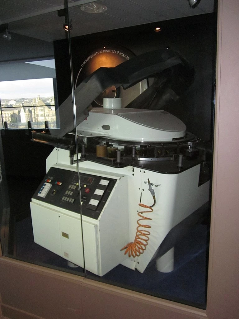 โปรเจกเตอร์ IMAX. ภาพจาก Wikimedia Commons