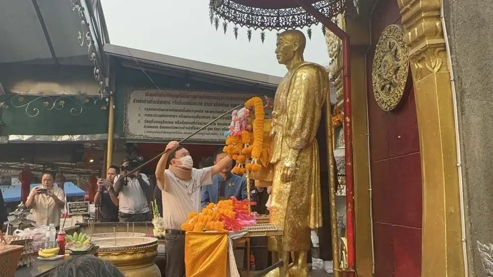 รวมภารกิจเช้า “ทักษิณ” สักการะครูบาศรีวิชัย เดินกาดหลวง แวะกินข้าวซอย