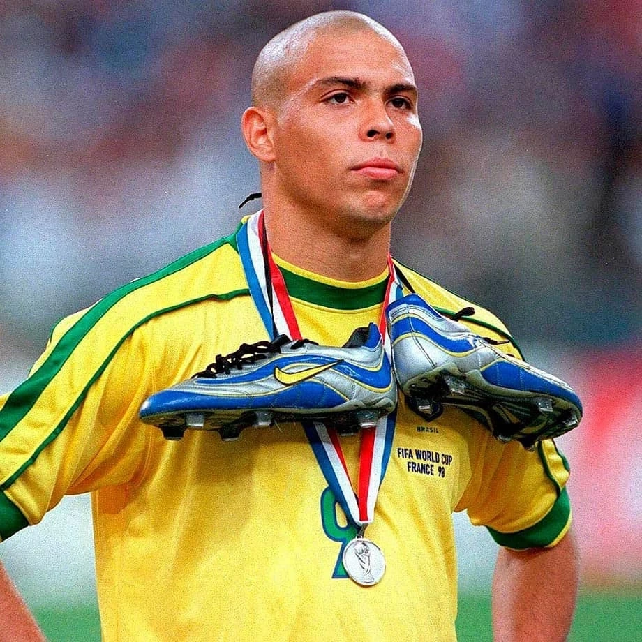 โรนัลโด้ "R9" กับ Nike Mercurial หนึ่งในจุดเปลี่ยนสำคัญของนวัตกรรมการออกแบบรองเท้าสตั๊ด