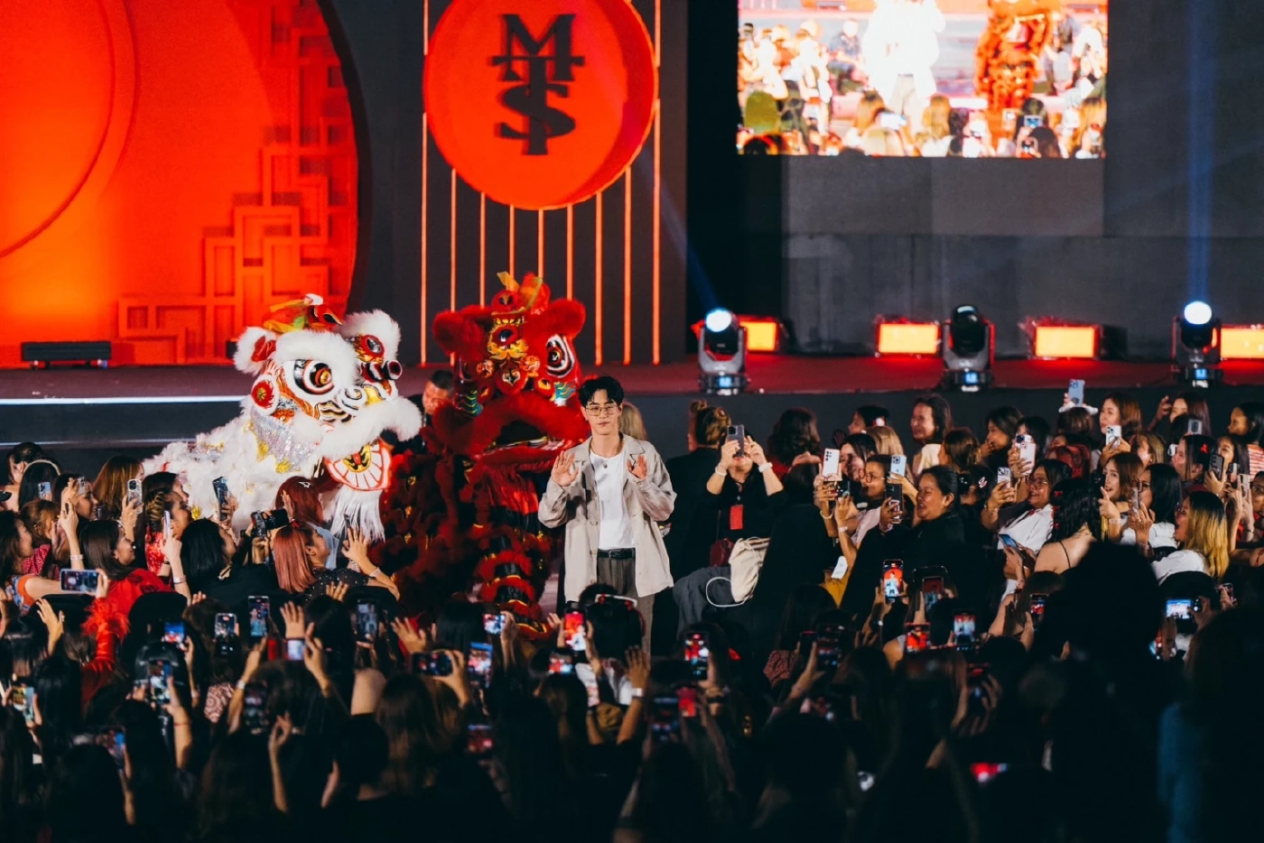 "มาร์ค ต้วน" จัดเต็มความฟินมีทแอนด์กรี๊ดใกล้ชิดอากาเซ่แห่ร่วมงานนับหมื่น