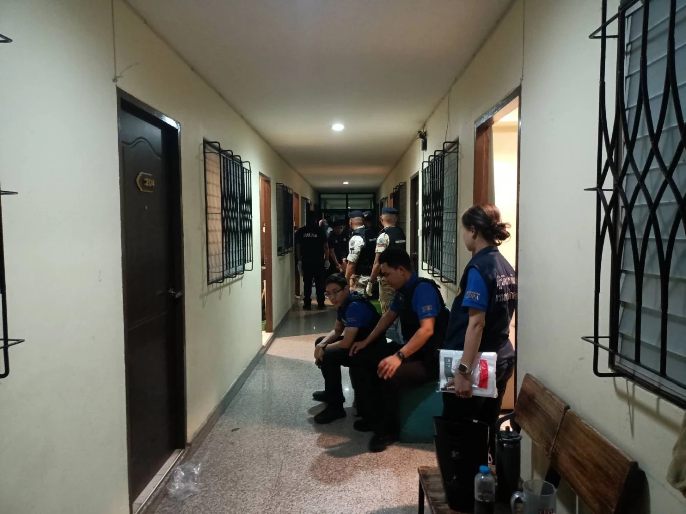 กรมการปกครอง ปฏิบัติการทลายห้องลับ คาราโอเกะเมืองปทุม อึ้งบริการอัพยาครบวงจร