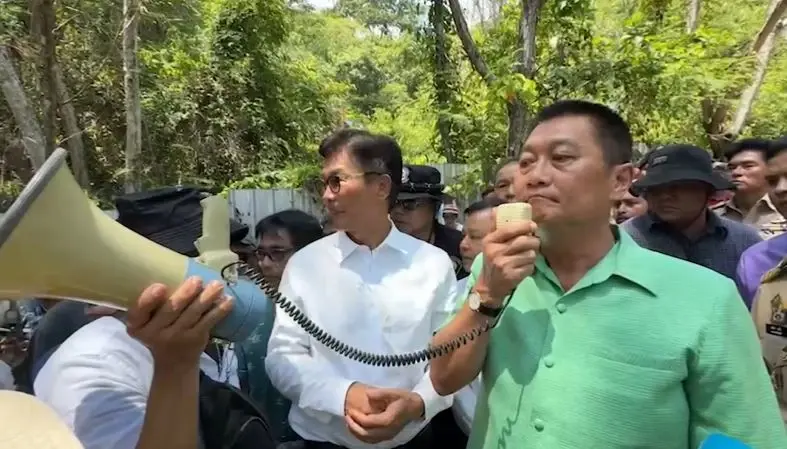 ชาวบ้านไม่รอ 15 วัน พังประตูเข้า "หาดแหลมหงา" หลังเอกชนอ้างกรรมสิทธิ์ ปิดทางลงหาด