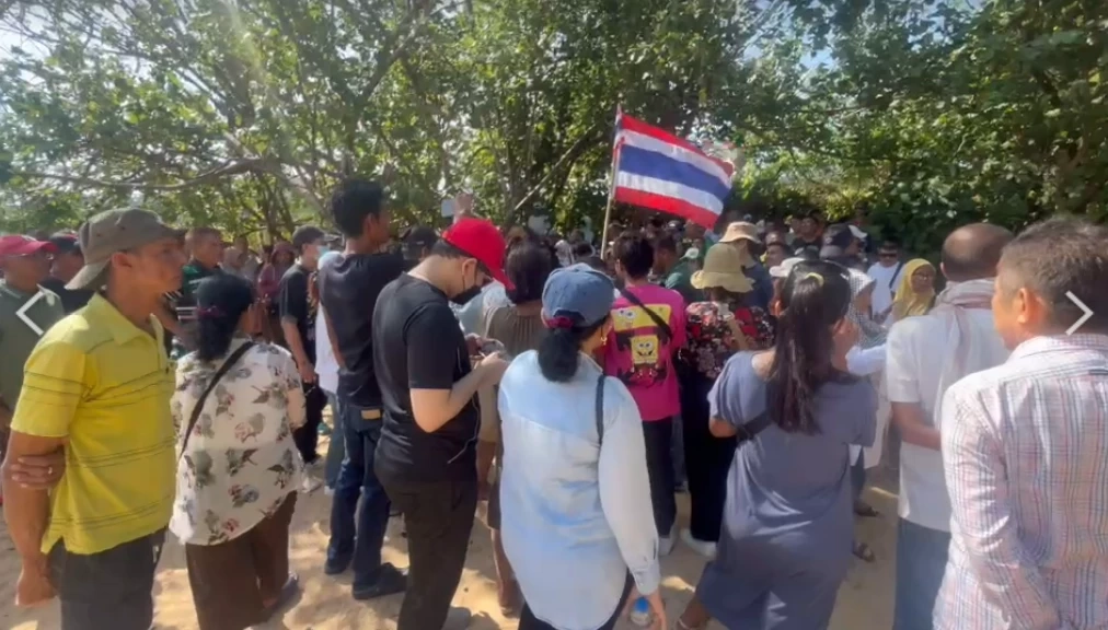 ชาวภูเก็ตมาตามนัด กว่า 300 คน รวมตัวหน้าวิลล่าหรูหาดยามู ไล่ "ฝรั่งเตะหมอ"