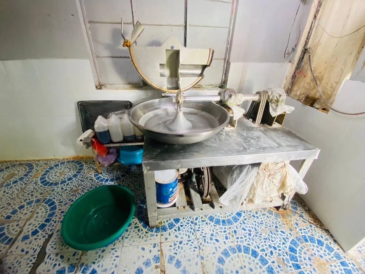 ตำรวจ ปคบ. บุกแหล่งผลิตไก่ยอ ไส้กรอกอีสานเถื่อน อึ้ง! เจอกองอุนจิน้องหมาบนพื้นโรงงาน