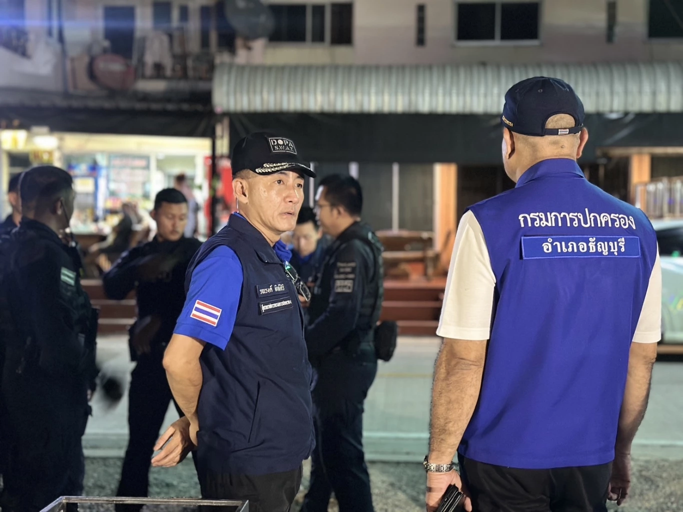 กรมการปกครอง ปฏิบัติการทลายห้องลับ คาราโอเกะเมืองปทุม อึ้งบริการอัพยาครบวงจร