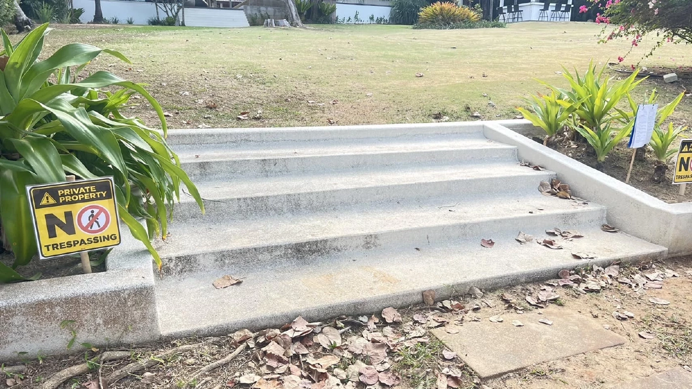 บันไดวิลล่าหรู หน้าหาดแหลมยามู จุดเกิดเหตุฝรั่งเตะหมอ