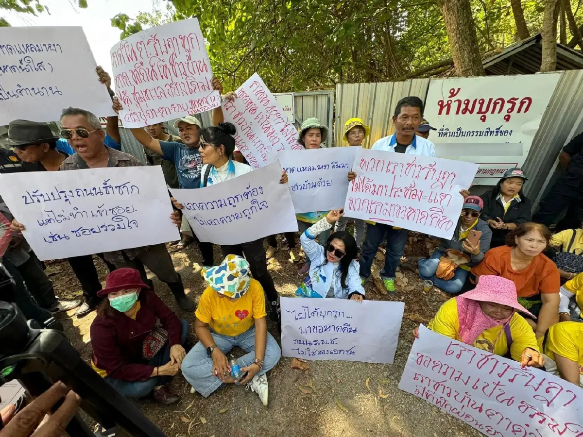 ชาวบ้านชุมนุมขอเปิดทางลง "ชายหาดแหลมหงา" ภาพโดย ศูนย์ข้อมูลภูเก็ต Phuket Info Center