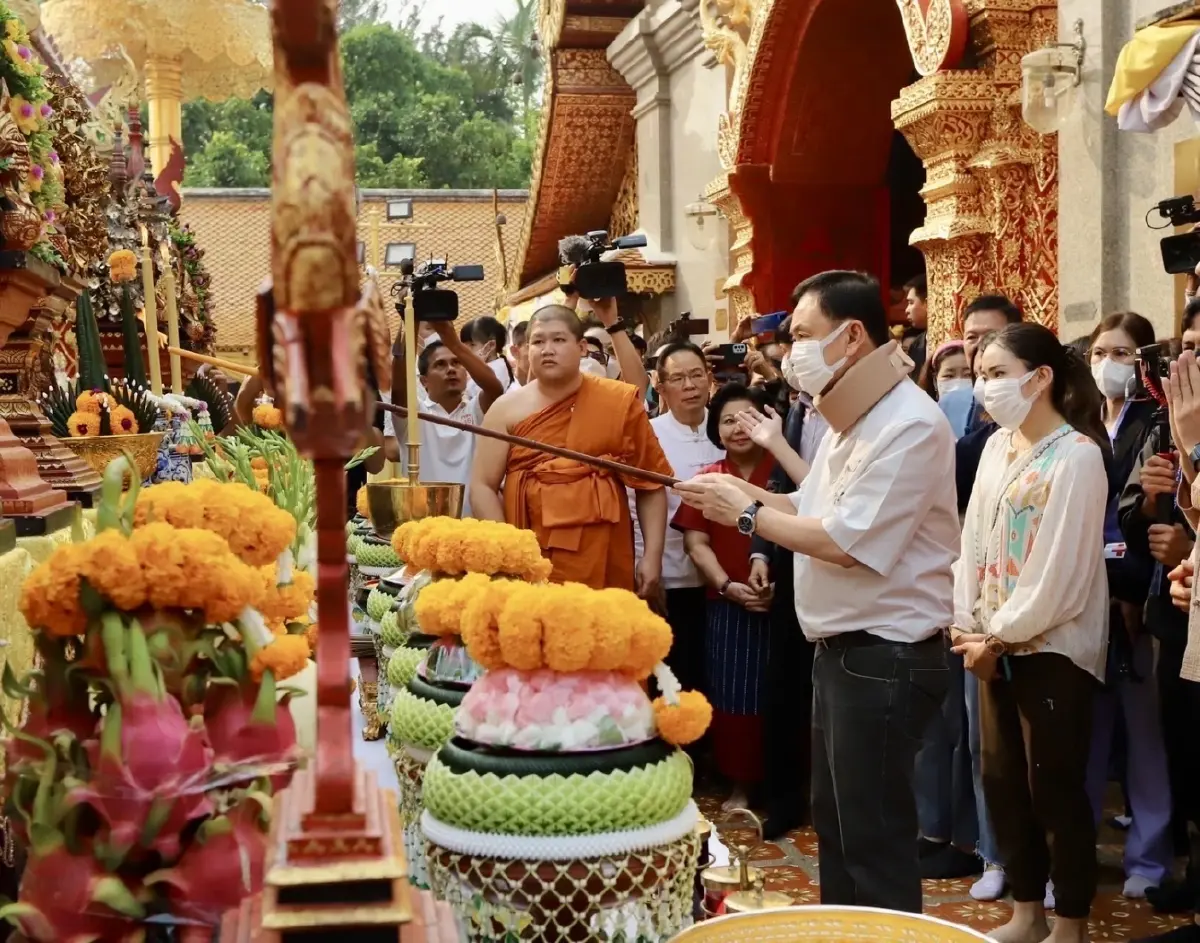 รวมภารกิจเช้า “ทักษิณ” สักการะครูบาศรีวิชัย เดินกาดหลวง แวะกินข้าวซอย