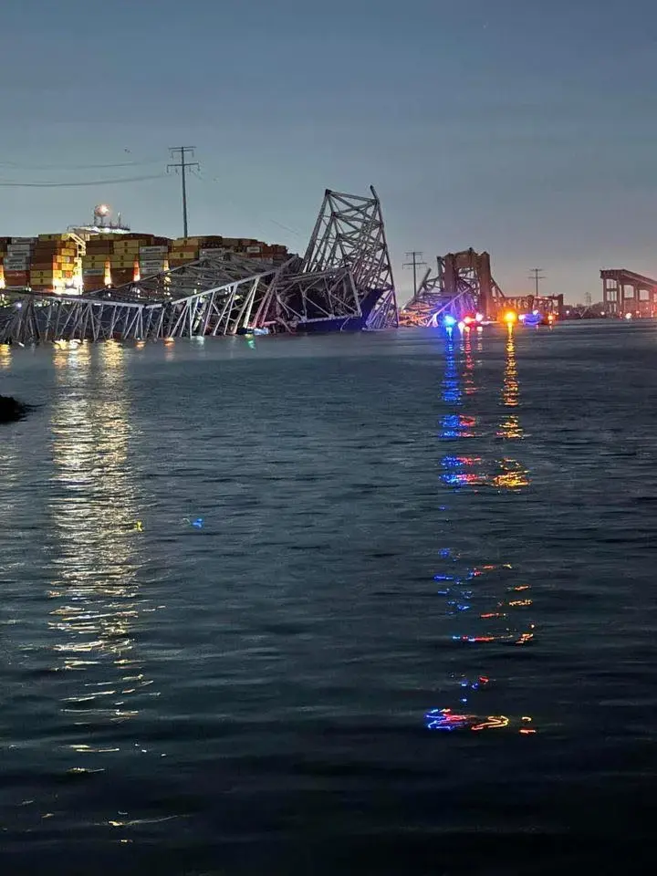 สะพานพังถล่มในบัลติมอร์ หลังเรือสินค้าพุ่งชน เร่งหาคนตกน้ำ