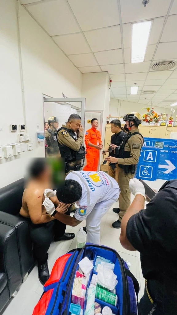 เจ้าหน้าที่กู้ภัยฯ ช่วยกันปฐมพยาบาลผู้บาดเจ็บ