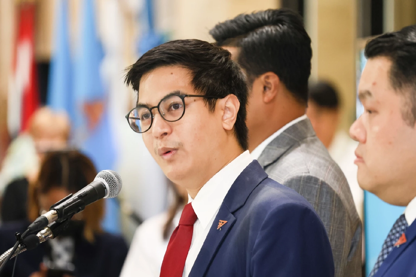 นายพริษฐ์ วัชรสินธุ สส.บัญชีรายชื่อ พรรคก้าวไกล