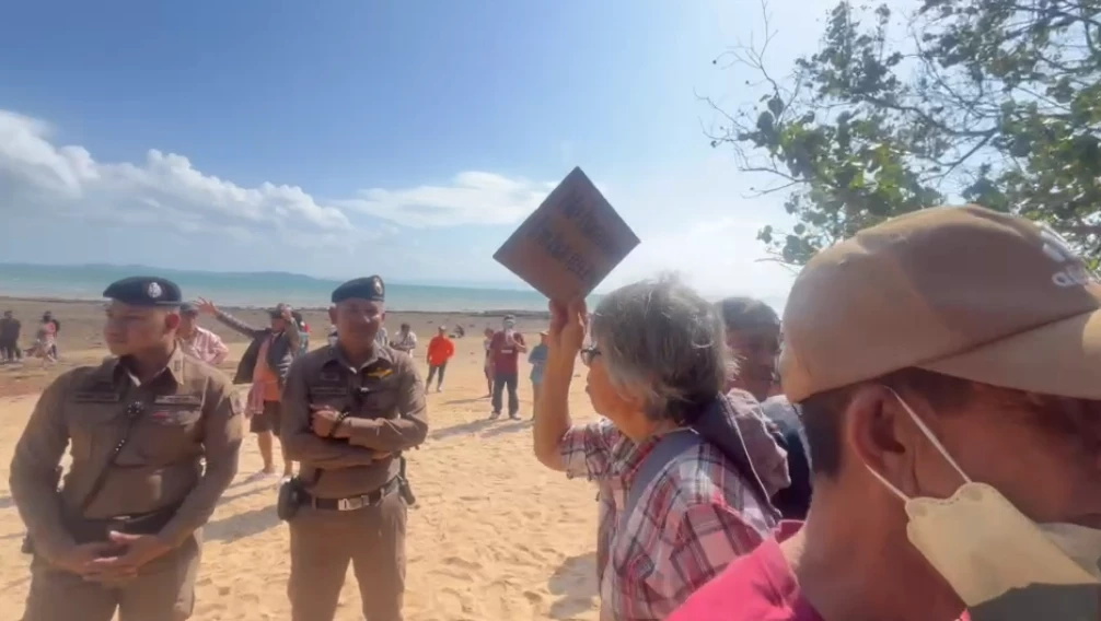 ชาวภูเก็ตมาตามนัด กว่า 300 คน รวมตัวหน้าวิลล่าหรูหาดยามู ไล่ "ฝรั่งเตะหมอ"