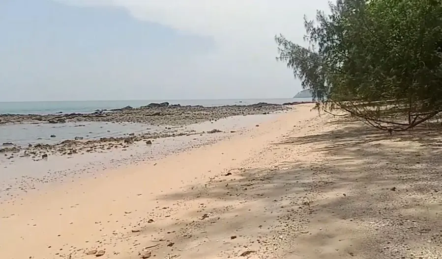 ชาวบ้านไม่รอ 15 วัน พังประตูเข้า "หาดแหลมหงา" หลังเอกชนอ้างกรรมสิทธิ์ ปิดทางลงหาด