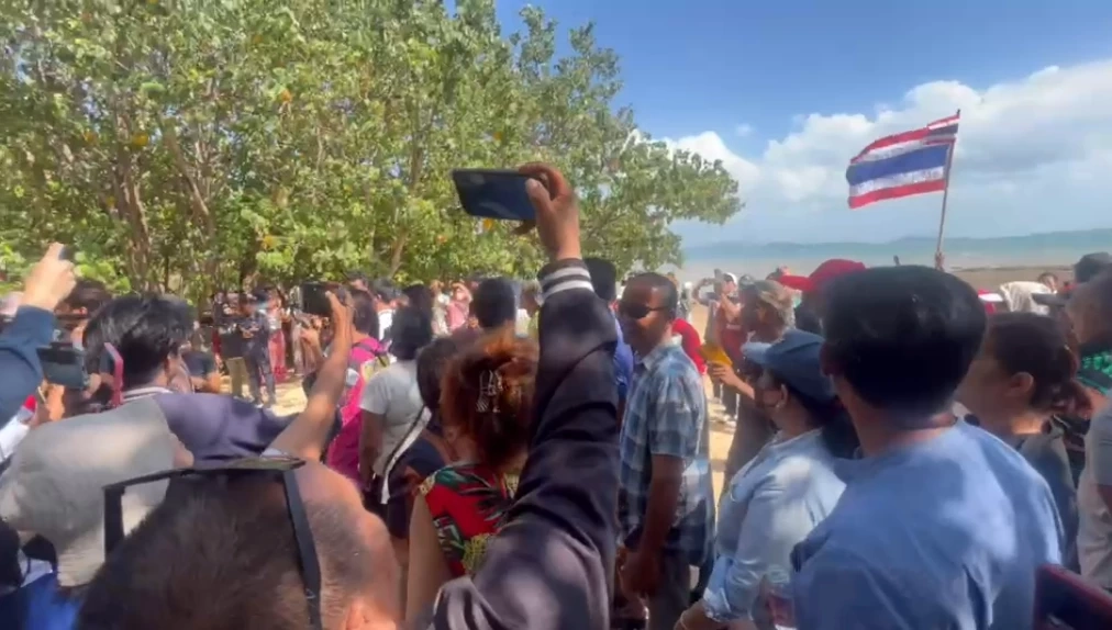 ชาวภูเก็ตมาตามนัด กว่า 300 คน รวมตัวหน้าวิลล่าหรูหาดยามู ไล่ "ฝรั่งเตะหมอ"