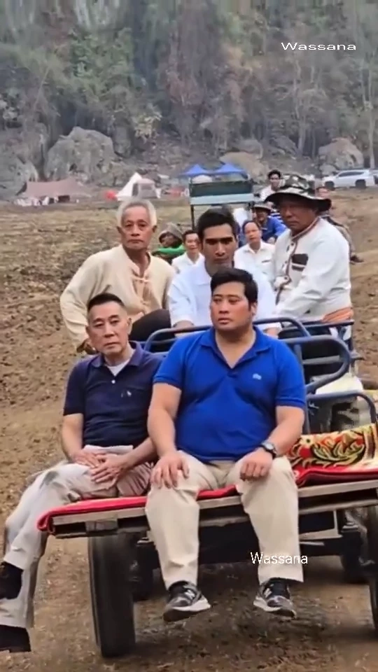 "ท่านอ้น" กลายเป็น "หนุ่มอีสาน" ลงพื้นที่ขอนแก่น นั่งรถอีแต๋นไปดูหมอลำซิ่ง