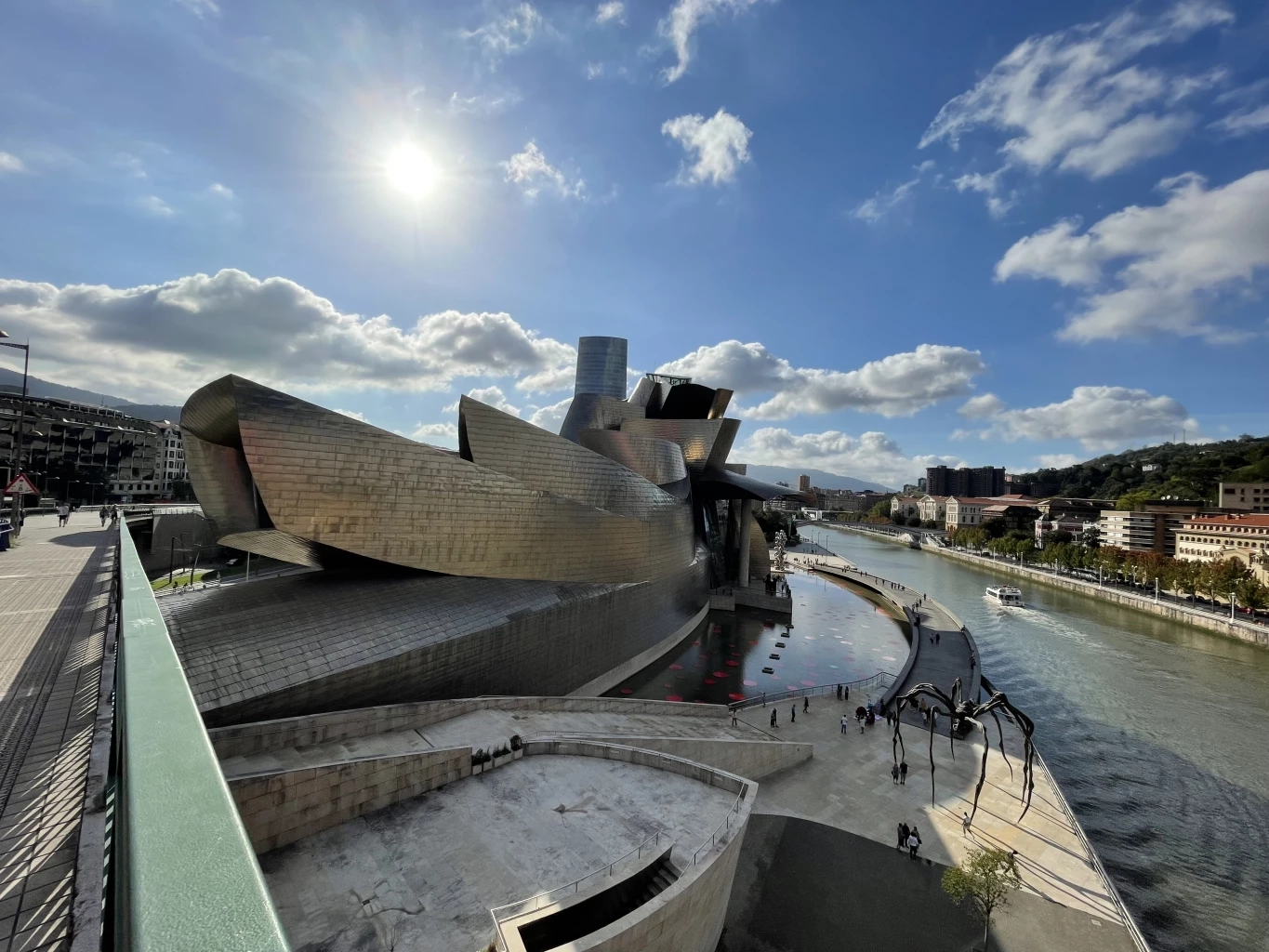 Maman (2001), ที่พิพิธภัณฑ์ Guggenheim Museum Bilbao สเปน. ภาพโดย ภาณุ บุญพิพัฒนาพงศ์ 