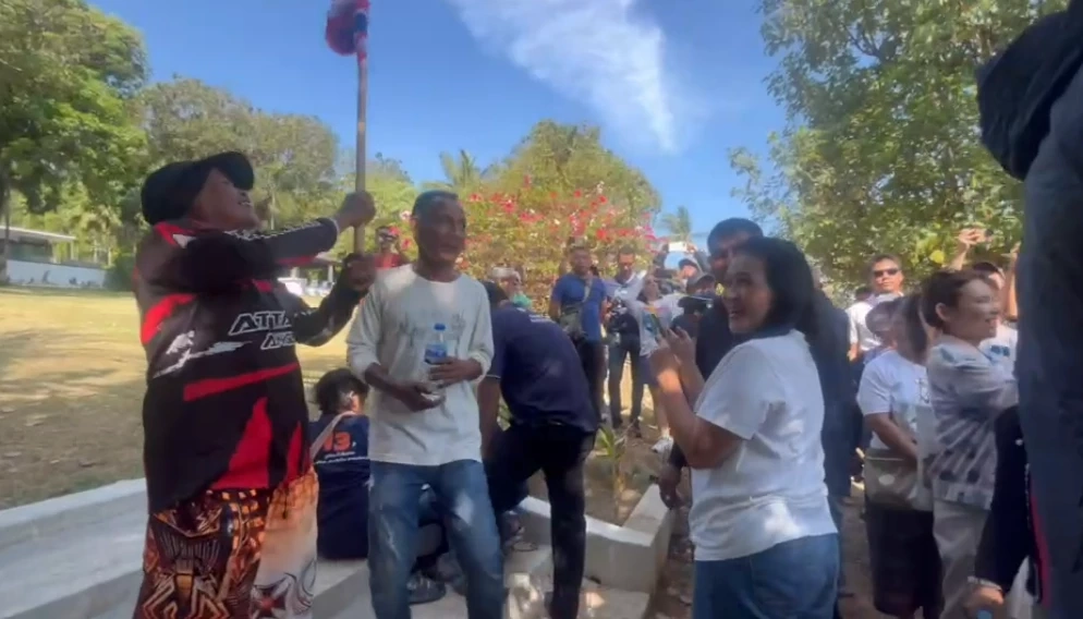 ชาวภูเก็ตมาตามนัด กว่า 300 คน รวมตัวหน้าวิลล่าหรูหาดยามู ไล่ "ฝรั่งเตะหมอ"