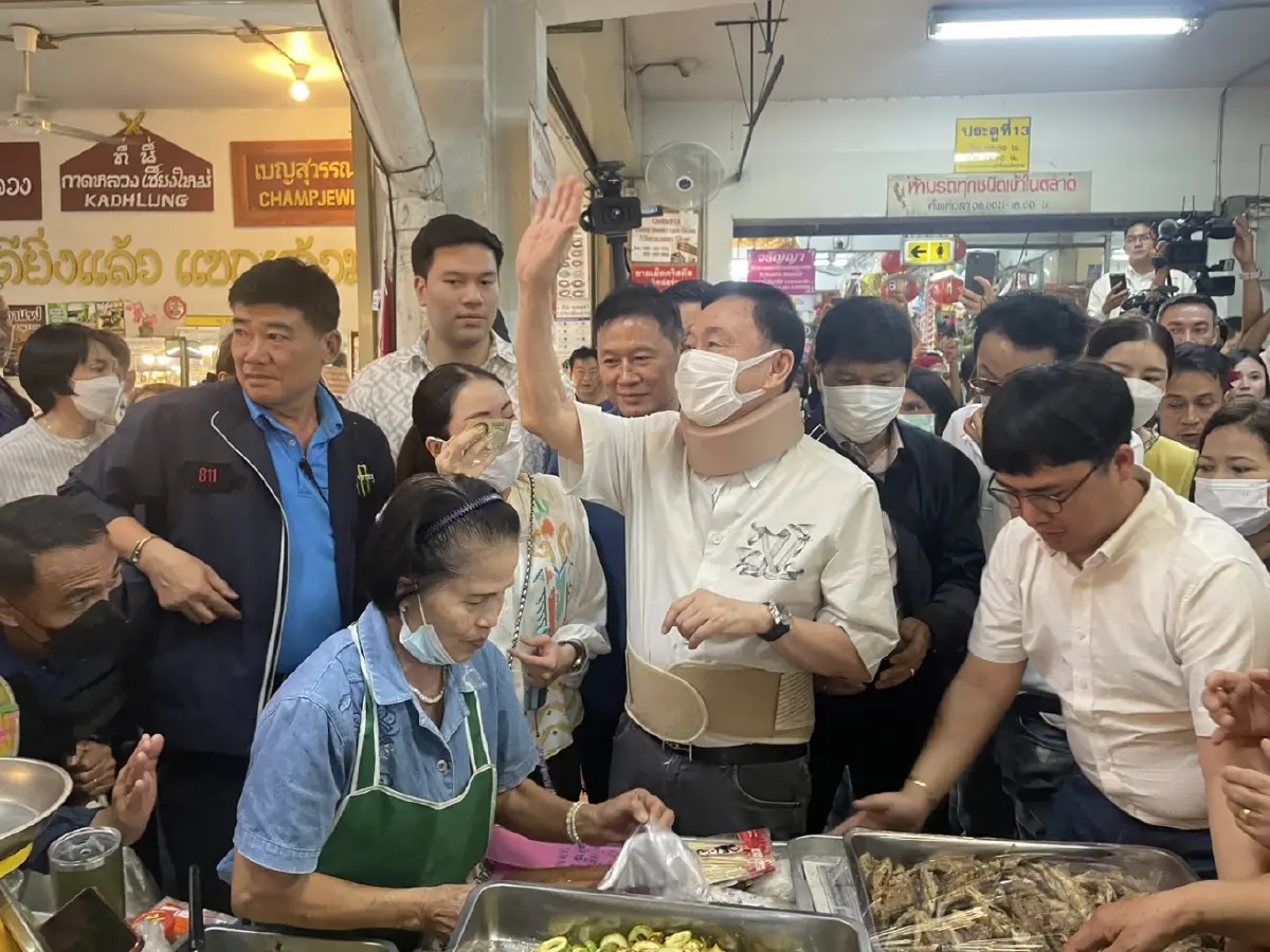 "ทักษิณ" พร้อมครอบครัวเดินตลาดวโรรส (กาดหลวง)