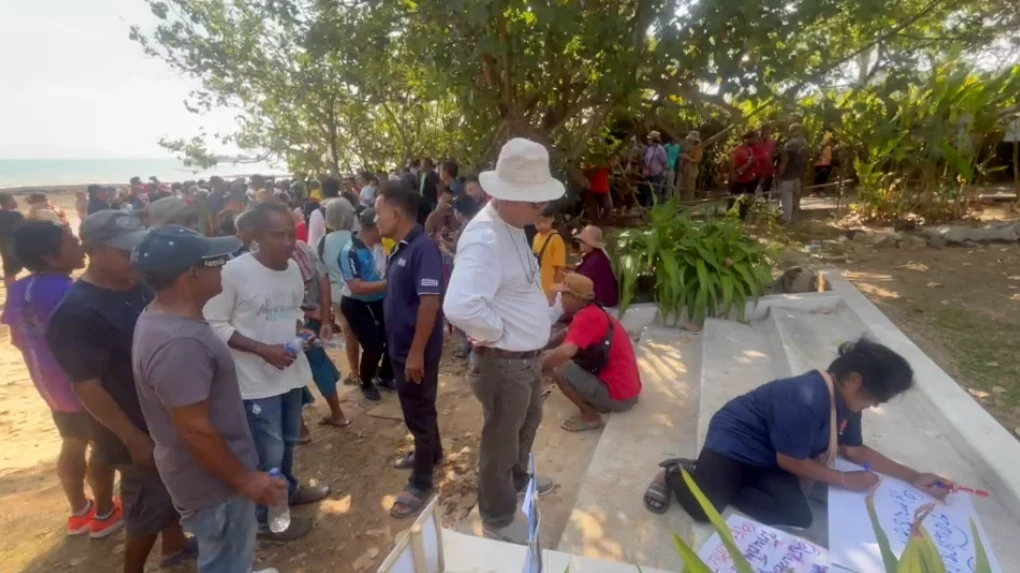 ชาวภูเก็ตมาตามนัด กว่า 300 คน รวมตัวหน้าวิลล่าหรูหาดยามู ไล่ "ฝรั่งเตะหมอ"