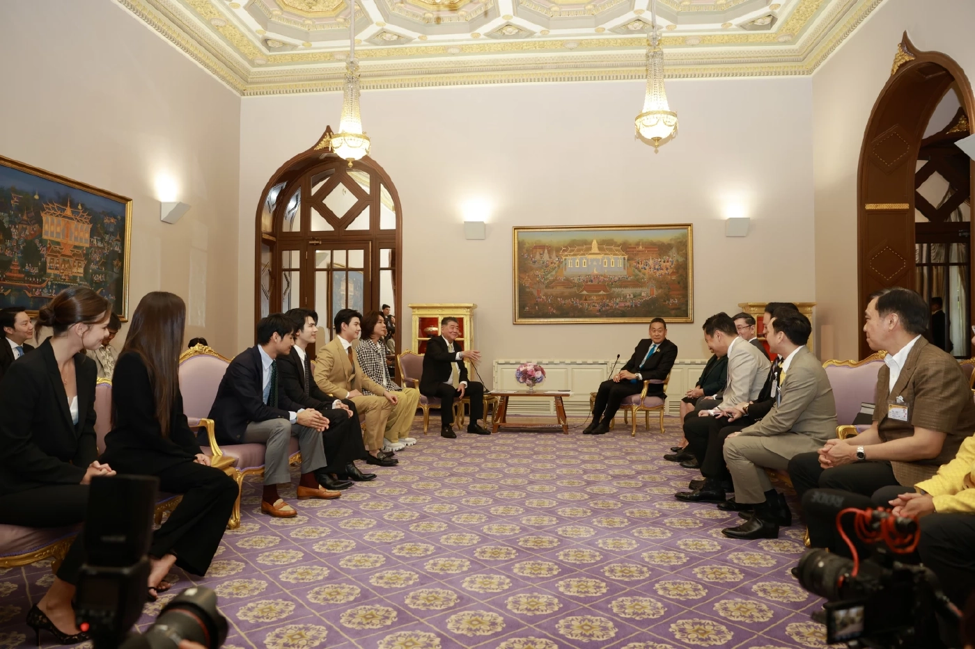 ภาพแบบนี้ไม่ได้เห็นกันบ่อยๆ มาย-อาโป-ฟรีน-เบ็คกี้ เข้าทำเนียบฯ พบ "เศรษฐา"