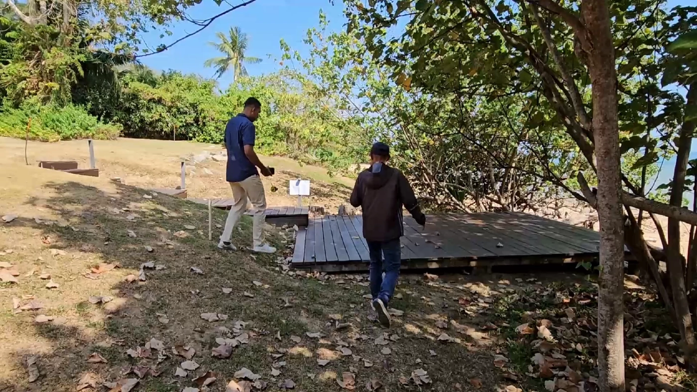 แนวบันไดไม้ และ ลานนั่นเล่นไม้