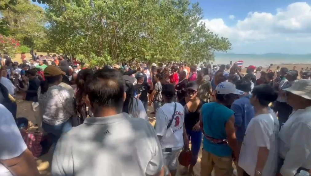 ชาวภูเก็ตมาตามนัด กว่า 300 คน รวมตัวหน้าวิลล่าหรูหาดยามู ไล่ "ฝรั่งเตะหมอ"