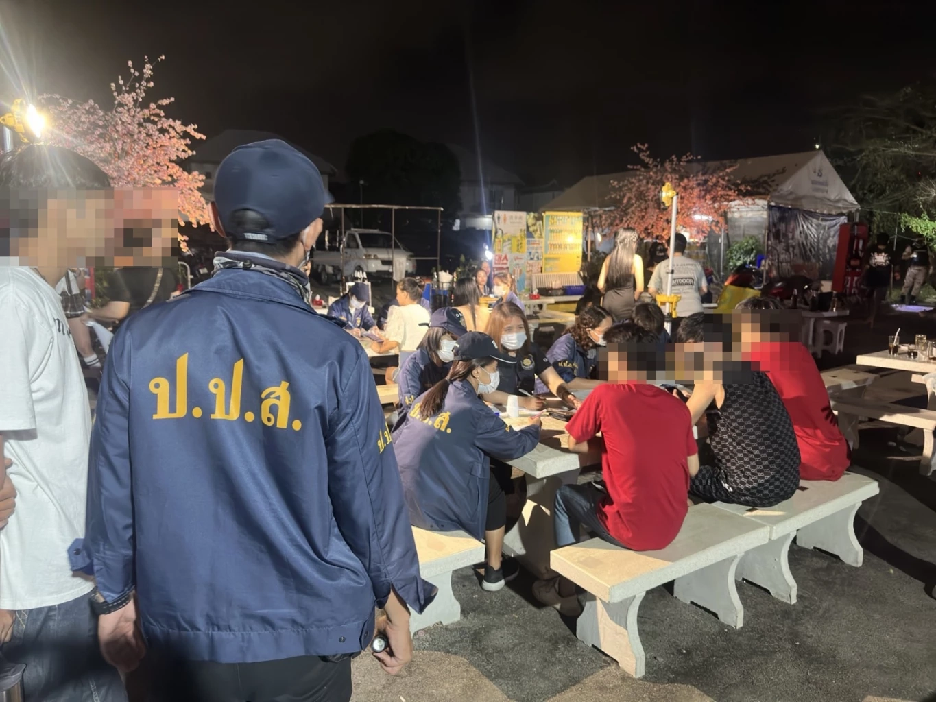 กรมการปกครอง ปฏิบัติการทลายห้องลับ คาราโอเกะเมืองปทุม อึ้งบริการอัพยาครบวงจร