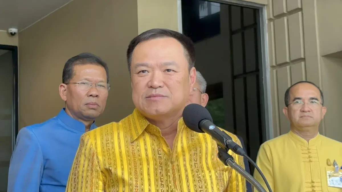  นายอนุทิน ชาญวีรกูล รองนายกรัฐมนตรี  และ รมว.มหาดไทย 