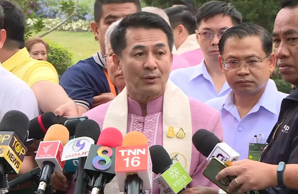 นายแพทย์ ชลน่าน ศรีแก้ว รัฐมนตรีว่ากระทรวงสาธารณสุข