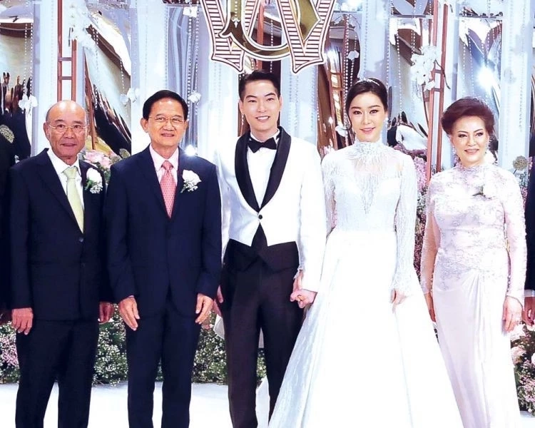 “สรรเสริญ จุฬางกูร” (ยืนซ้ายสุด)