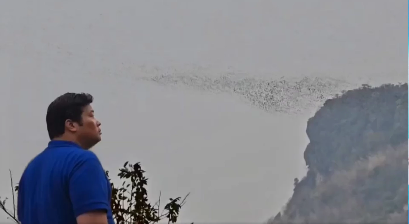 "ท่านอ้น" กลายเป็น "หนุ่มอีสาน" ลงพื้นที่ขอนแก่น นั่งรถอีแต๋นไปดูหมอลำซิ่ง