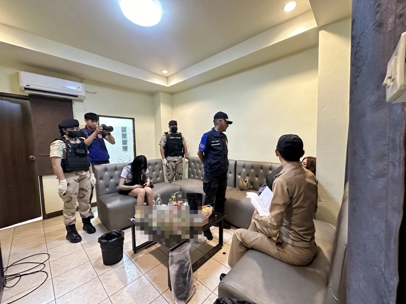 กรมการปกครอง ปฏิบัติการทลายห้องลับ คาราโอเกะเมืองปทุม อึ้งบริการอัพยาครบวงจร