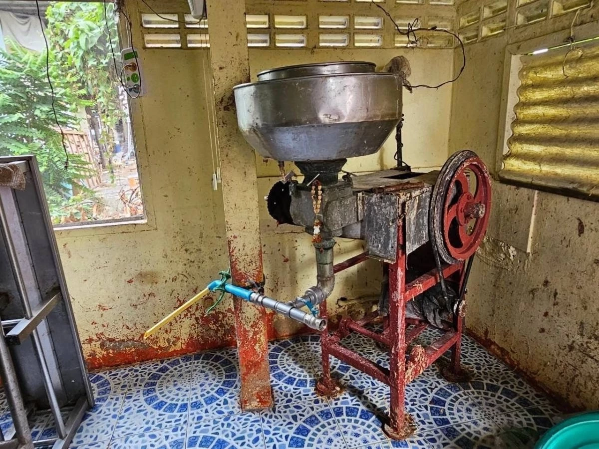 ตำรวจ ปคบ. บุกแหล่งผลิตไก่ยอ ไส้กรอกอีสานเถื่อน อึ้ง! เจอกองอุนจิน้องหมาบนพื้นโรงงาน