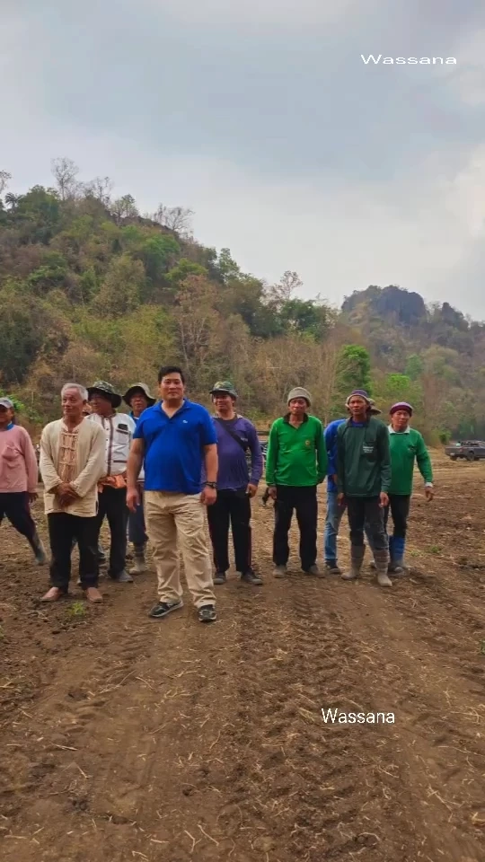 "ท่านอ้น" กลายเป็น "หนุ่มอีสาน" ลงพื้นที่ขอนแก่น นั่งรถอีแต๋นไปดูหมอลำซิ่ง