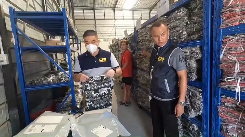 จับครั้งแรก! ค้นโกดังยึด "กางเกงช้าง" หนีภาษี มูลค่า 6 ล้านบ. ขายผ่านออนไลน์