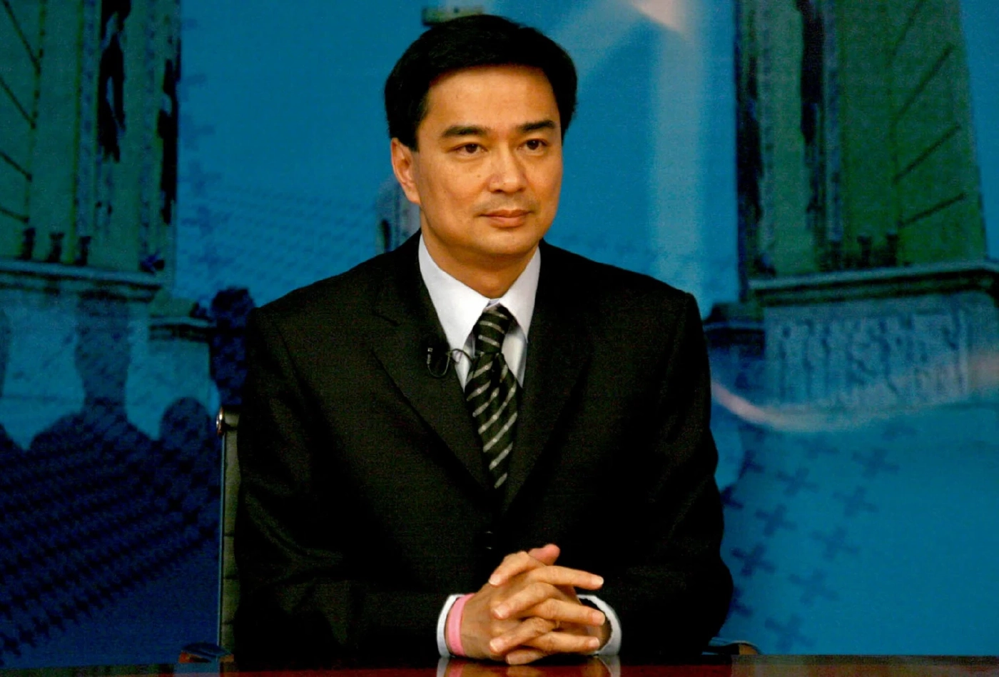 นายอภิสิทธิ์ เวชชาชีวะ 